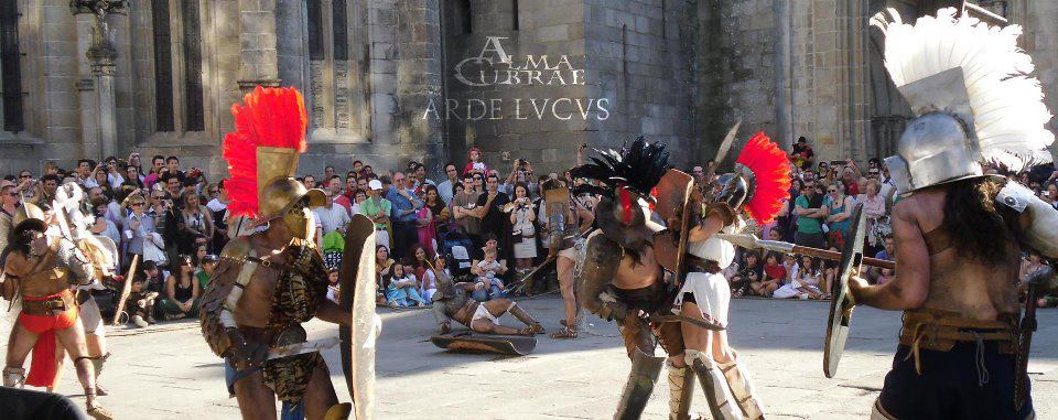 Alma Cubrae amb una recreació de gladiadors, Arde Lvcvs