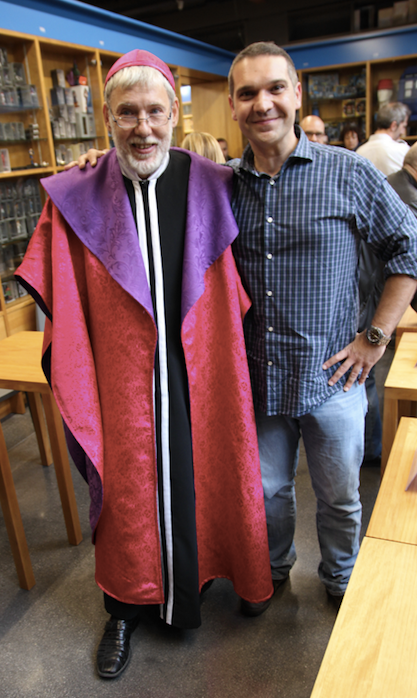 Cels Piñols i l'Alejo Cuervo, caracteritzat com a Papa Alejo, el personatge que Piñol creà per a la seva saga de còmics Fanhunter