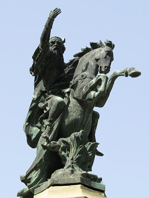 Escultura del Comte l'Arnau a Sant Joan de les Abadesses, encapçalant la Cacera Salvatge