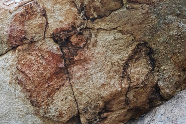 Restes de pintures rupestres a prop de Can Gol I i la Roca Foradada